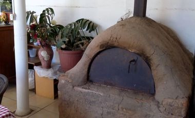 Amplia Propiedad en el Corazón de Quillota, con Espacios Versátiles y Encantadores