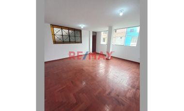 Vendo Amplio Departamento En La Perla 97M2 2Do Piso