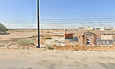 SE VENDE TERRENO CON CONSTRUCCIONES