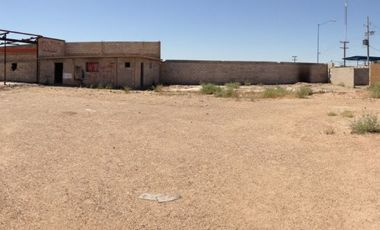 SE VENDE TERRENO CON CONSTRUCCIONES