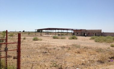 SE VENDE TERRENO CON CONSTRUCCIONES