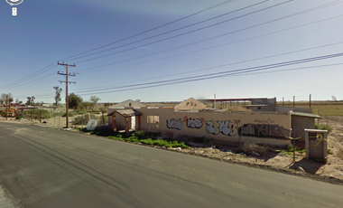 SE VENDE TERRENO CON CONSTRUCCIONES