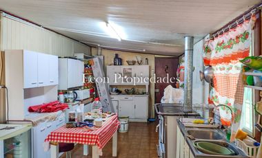 Leon Propiedades vende parcela plana con 2 casas en sector Cuyuncavi, Curacavi