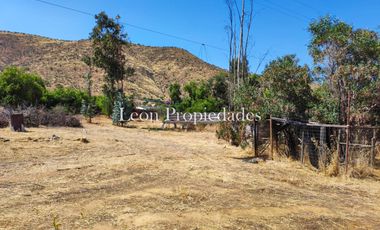 Leon Propiedades vende parcela plana con 2 casas en sector Cuyuncavi, Curacavi