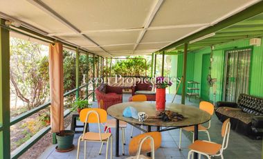 Leon Propiedades vende parcela plana con 2 casas en sector Cuyuncavi, Curacavi