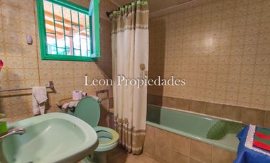 Leon Propiedades vende parcela plana con 2 casas en sector Cuyuncavi, Curacavi