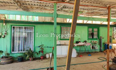 Leon Propiedades vende parcela plana con 2 casas en sector Cuyuncavi, Curacavi