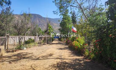 Leon Propiedades vende parcela plana con 2 casas en sector Cuyuncavi, Curacavi