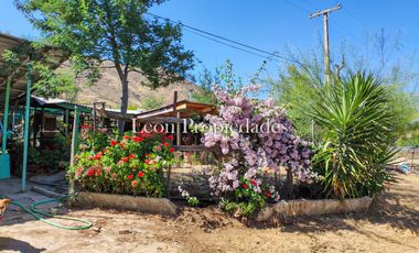 Leon Propiedades vende parcela plana con 2 casas en sector Cuyuncavi, Curacavi