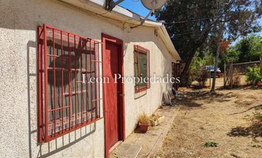 Leon Propiedades vende parcela plana con 2 casas en sector Cuyuncavi, Curacavi