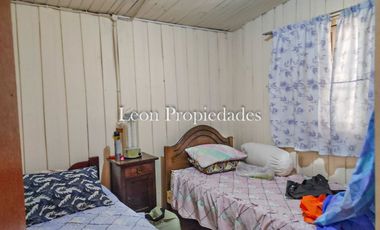 Leon Propiedades vende parcela plana con 2 casas en sector Cuyuncavi, Curacavi