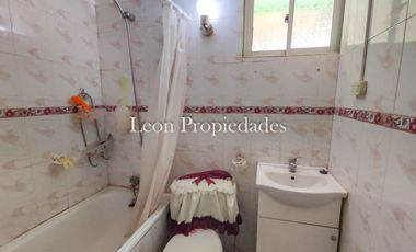 Leon Propiedades vende parcela plana con 2 casas en sector Cuyuncavi, Curacavi