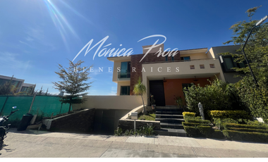 Casa en renta sin muebles.
