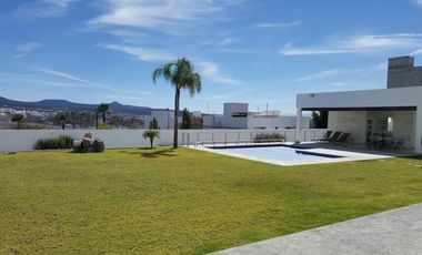 REAL DE JURIQUILLA FRACCIONAMIENTO PENTHOUSE AMUEBLADO DENTRO DE PRIVADA ALBERCA 3 RECAMARAS DOS NIVELES DOS TERRAZAS VISTA ESPECTACULAR