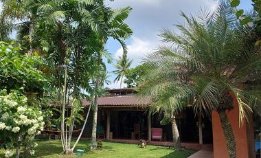 Villa Joglo Tropis dengan Kolam Renang dekat Jalan Palagan