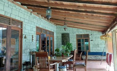 Villa Joglo Tropis dengan Kolam Renang dekat Jalan Palagan