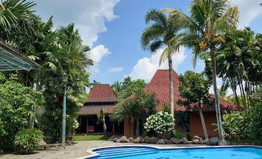 Villa Joglo Tropis dengan Kolam Renang dekat Jalan Palagan