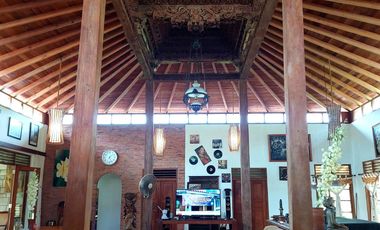 Villa Joglo Tropis dengan Kolam Renang dekat Jalan Palagan