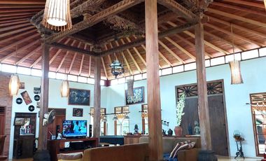 Villa Joglo Tropis dengan Kolam Renang dekat Jalan Palagan