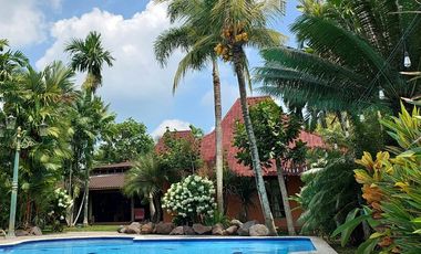 Villa Joglo Tropis dengan Kolam Renang dekat Jalan Palagan