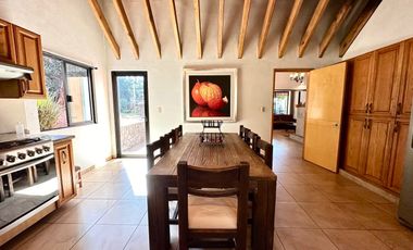 CASA EN VENTA EN EL CENTRO DE AVÁNDARO EN VALLE DE BRAVO