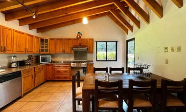 CASA EN VENTA EN EL CENTRO DE AVÁNDARO EN VALLE DE BRAVO