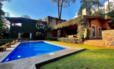 CASA EN VENTA EN EL CENTRO DE AVÁNDARO EN VALLE DE BRAVO
