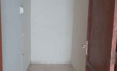 Vendo casa amplia de 210m² en primer piso + estacionamiento