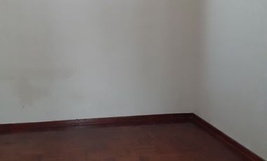 Vendo casa amplia de 210m² en primer piso + estacionamiento