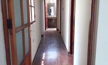 Vendo casa amplia de 210m² en primer piso + estacionamiento