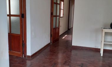 Vendo casa amplia de 210m² en primer piso + estacionamiento