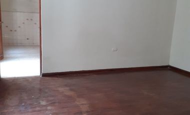 Vendo casa amplia de 210m² en primer piso + estacionamiento