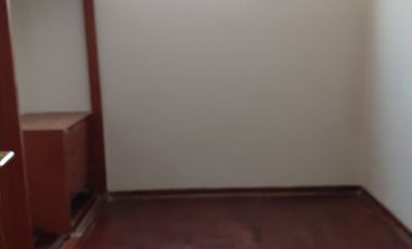 Vendo casa amplia de 210m² en primer piso + estacionamiento