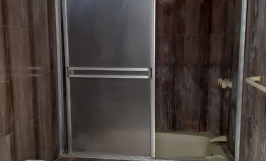 Vendo casa amplia de 210m² en primer piso + estacionamiento