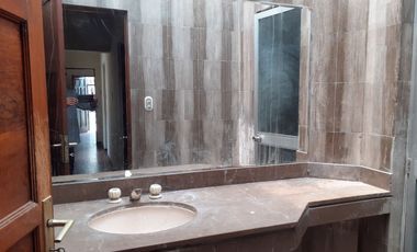 Vendo casa amplia de 210m² en primer piso + estacionamiento