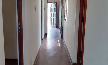 Vendo casa amplia de 210m² en primer piso + estacionamiento