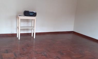 Vendo casa amplia de 210m² en primer piso + estacionamiento