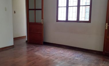 Vendo casa amplia de 210m² en primer piso + estacionamiento