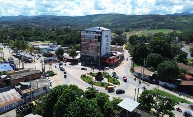 Esta propiedad se encuentra cerca al Cine Star, bares y discotecas de moda, el Hotel San Marino y minimarkets con un flujo constante de clientes.