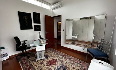 BONITA, MODERNA CASA DE DOS PLANTAS TOTALMENTE REMODELADA EN CASUARINAS BAJA