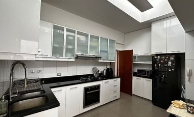 BONITA, MODERNA CASA DE DOS PLANTAS TOTALMENTE REMODELADA EN CASUARINAS BAJA