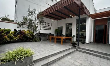 BONITA, MODERNA CASA DE DOS PLANTAS TOTALMENTE REMODELADA EN CASUARINAS BAJA