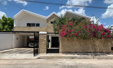 Casa en renta semiamueblada con 5 recámaras Col. Villas la Hacienda, Mérida, Yuc