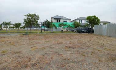 Terreno de venta en la Urbanización Aires del Batán, Samborondón 720 m2,  al Lago.