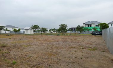 Terreno de venta en la Urbanización Aires del Batán, Samborondón 720 m2,  al Lago.