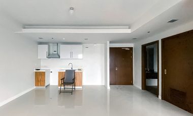 Unfurnished 1 Bedroom Condo for Sale in Alcoves