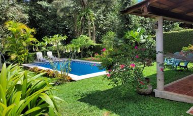 RESIDENCIA CAMPESTRE EN VENTA PARA REMODELAR TRES RECAMARAS CON AMPLIO JARDIN CAMINO ANTIGUO A COATEPEC XALAPA
