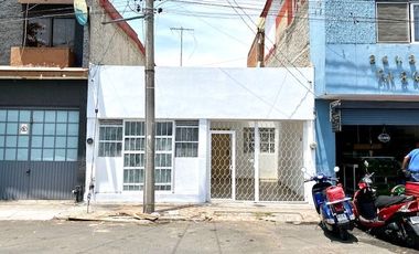 Casa en venta con Local Comercial en calle Hospital en Santa Teresita