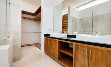 SANTILLANA CASA EN VENTA FRENTE A PARQUE