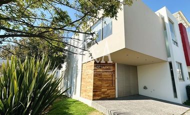 SANTILLANA CASA EN VENTA FRENTE A PARQUE